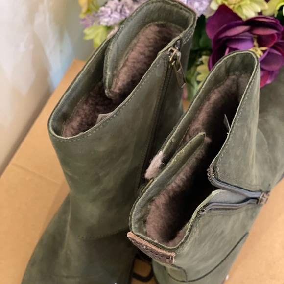 UGG olive green women’s boot - Picture 12 of 13